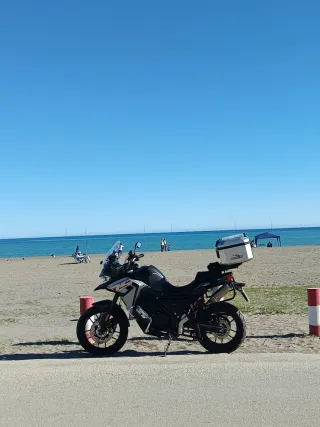 Moto Adventure Negra y Plateada