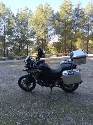 Moto Adventure Negra y Plateada