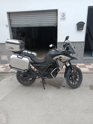 Moto Adventure Negra y Plateada