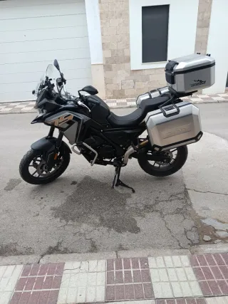 Moto Adventure Negra y Plateada