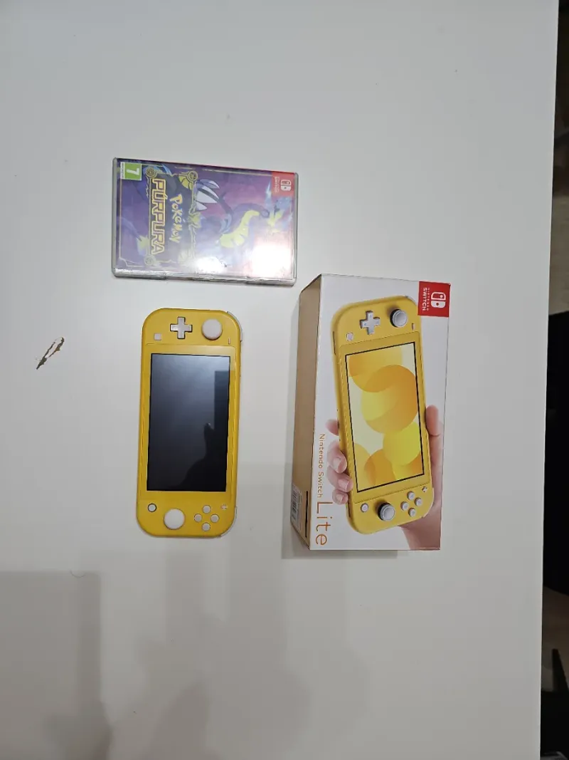 Nintendo Switch Lite Amarilla + Pokémon Purpura