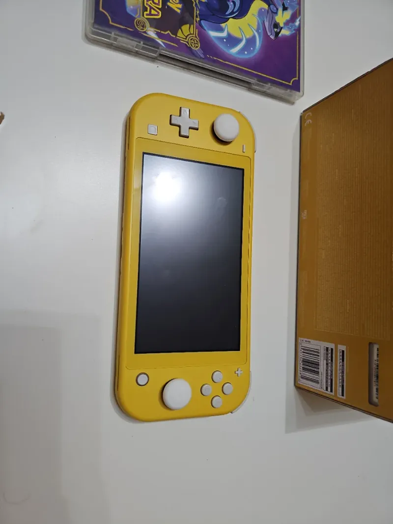 Nintendo Switch Lite Amarilla + Pokémon Purpura afbeelding 2