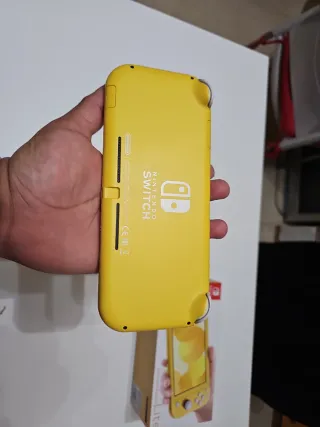 Nintendo Switch Lite Amarilla + Pokémon Purpura