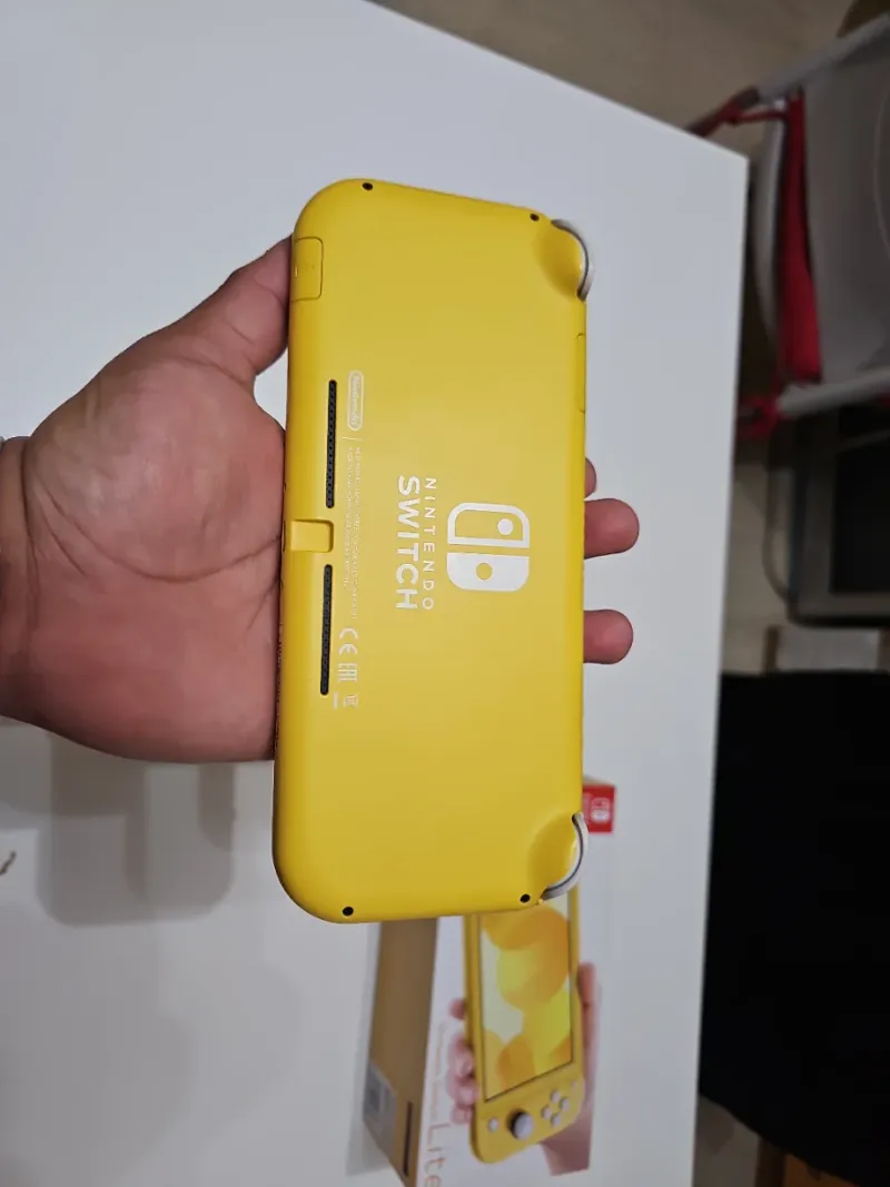 Nintendo Switch Lite Amarilla + Pokémon Purpura afbeelding 3