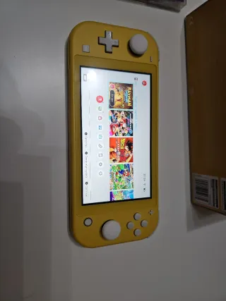 Nintendo Switch Lite Amarilla + Pokémon Purpura