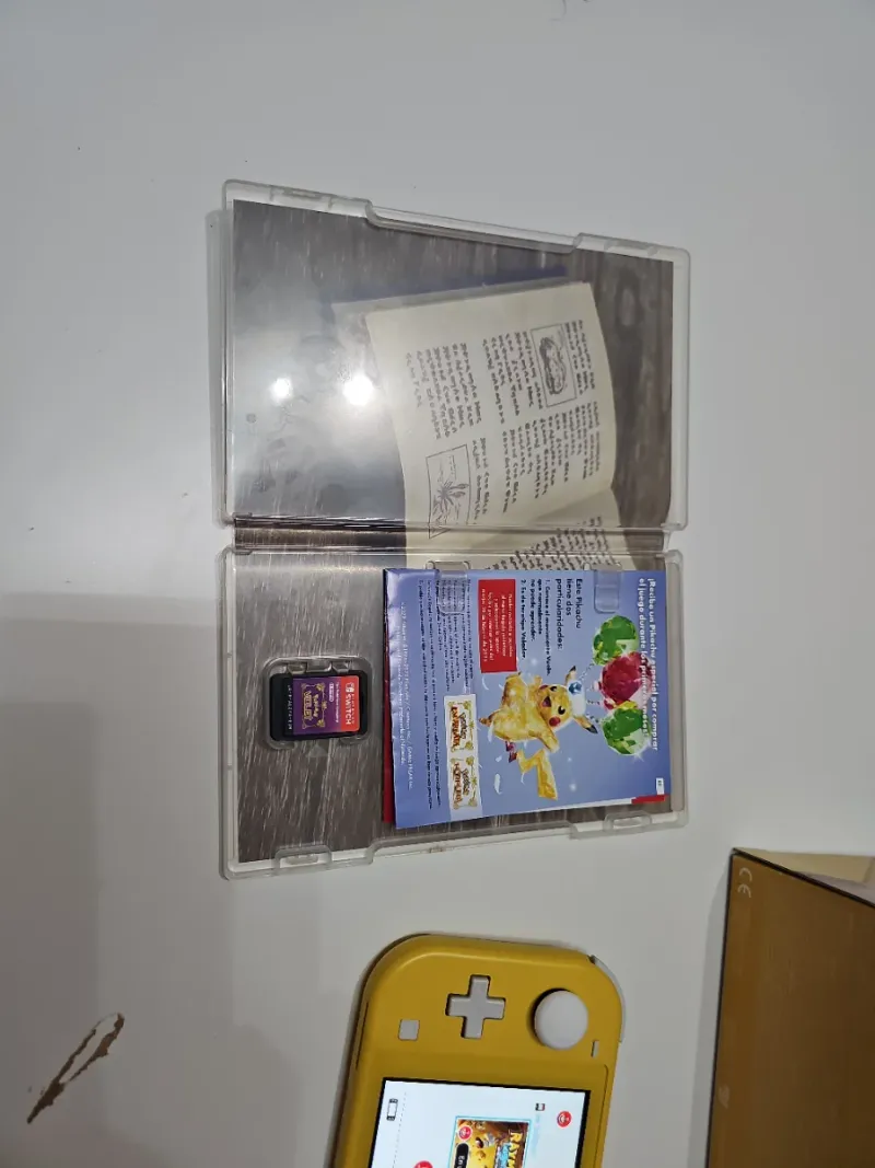 Nintendo Switch Lite Amarilla + Pokémon Purpura afbeelding 5