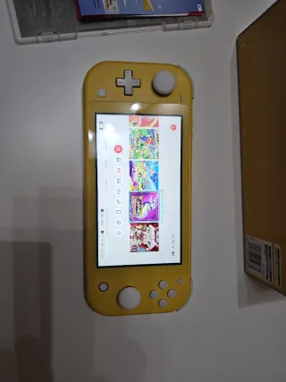 Nintendo Switch Lite Amarilla + Pokémon Purpura