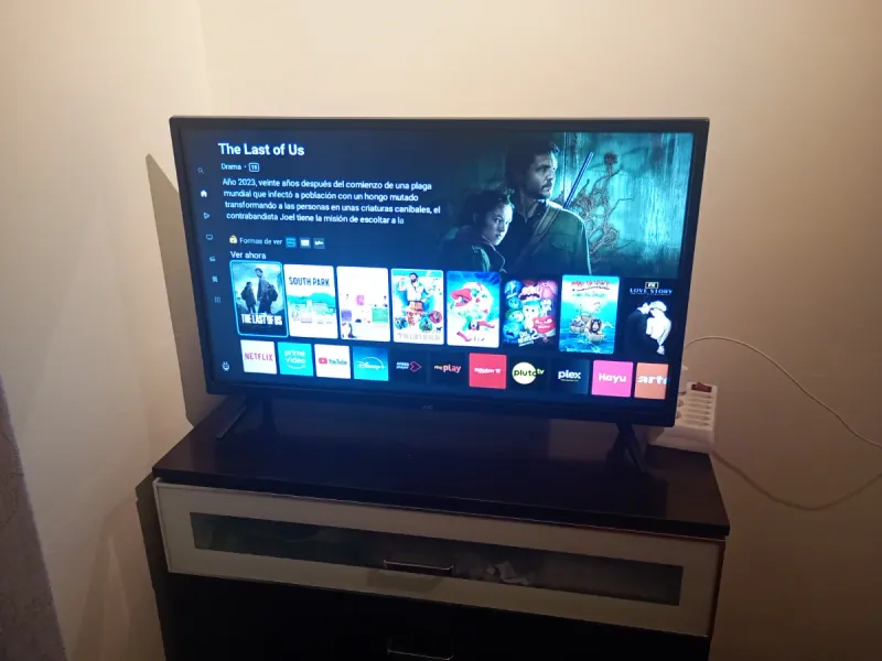 Smart TV JVC Negra y Blanca