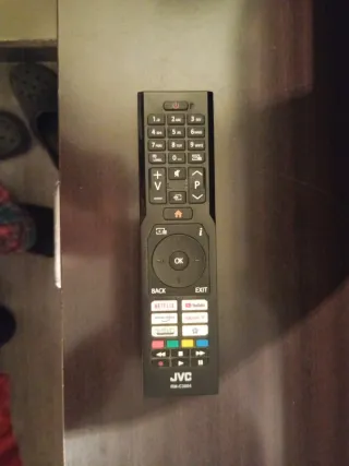 32 pulgadas Smart TV JVC Negra y Blanca