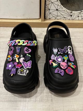 Zuecos negros con adornos multicolor