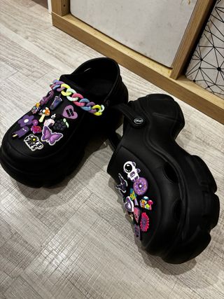 Zuecos negros con adornos multicolor