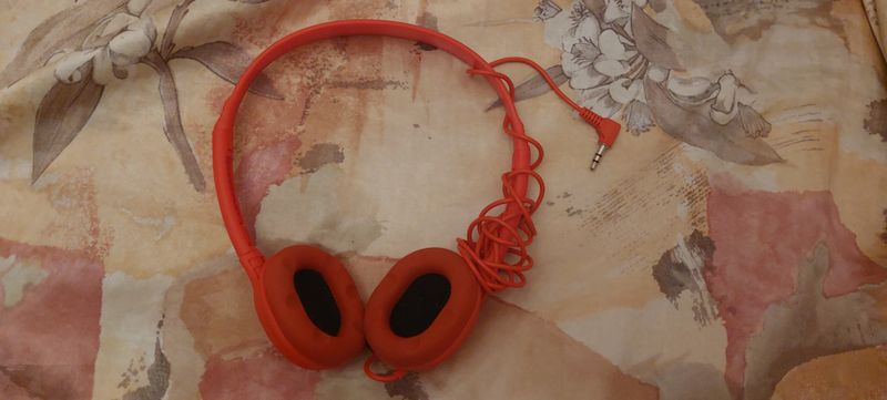 Auriculares rojos con cable