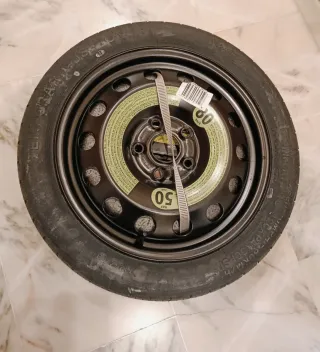 Rueda de repuesto y herramientas