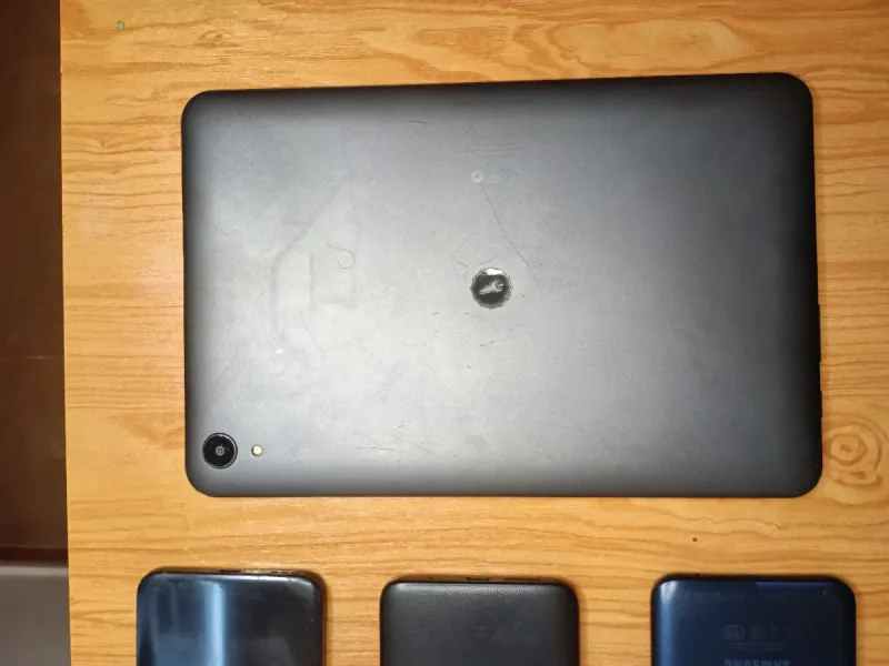 Lote 3 Móviles Samsung, Poco, Motorola tablet afbeelding 3
