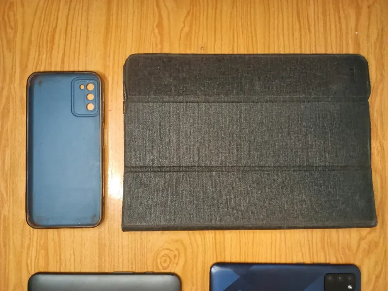 Lote 3 Móviles Samsung, Poco, Motorola tablet afbeelding 4