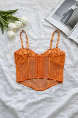 Corset en tono naranja elegante y femenino