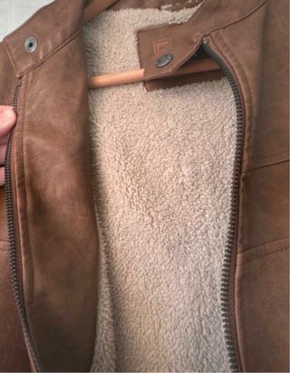 Chaqueta efecto piel marrón
