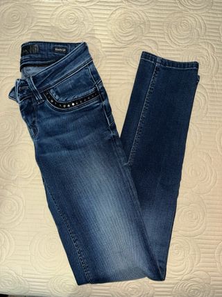 Pantalón pitillo azul con tachuelas