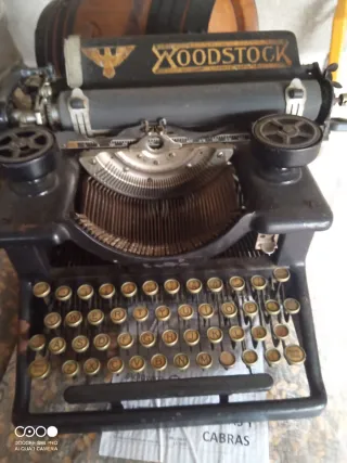 Máquina de escribir Woodstock antigua