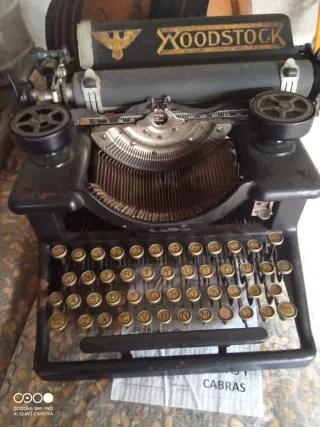 Máquina de escribir Woodstock antigua
