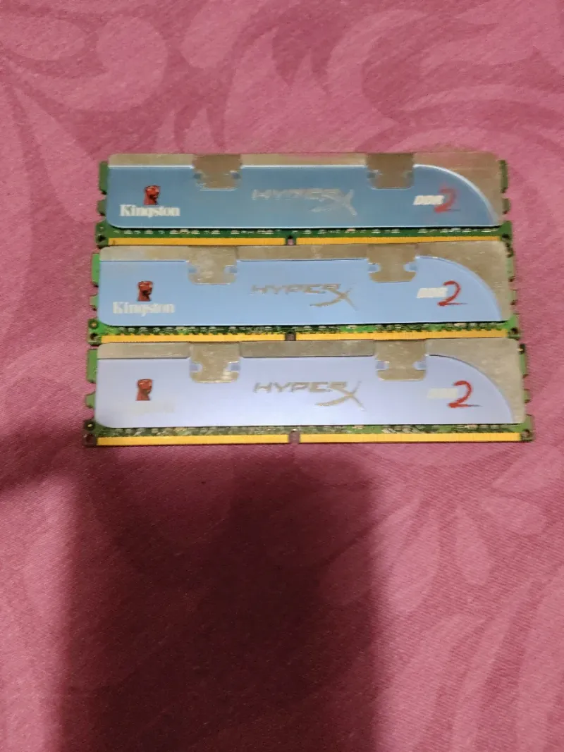 3x Kingston HyperX DDR2 RAM una de4G y dos de2G