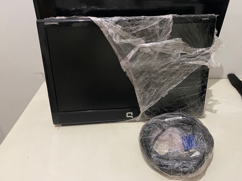 Pantalla y televisor pequeño