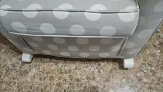 Mecedora de lactancia con lunares