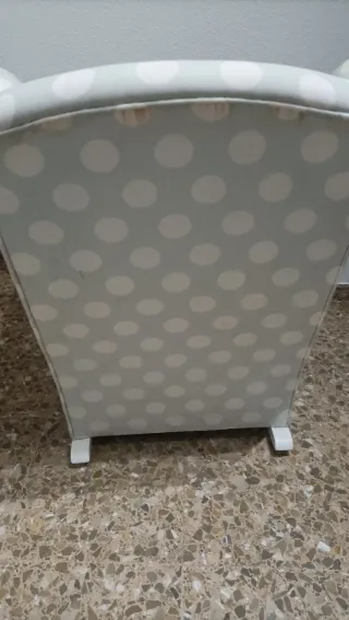 Mecedora de lactancia con lunares