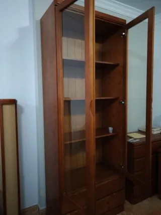 Vidriera de madera de pino