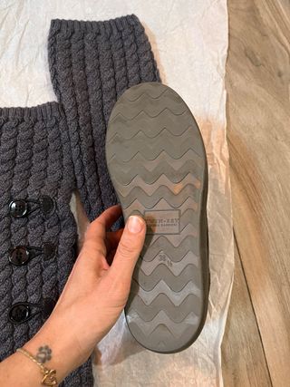 Botas de cuña con calcetines grises