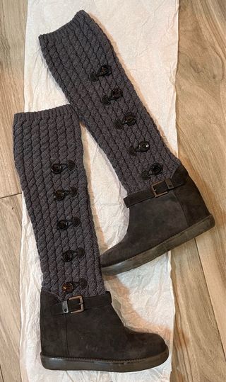 Botas de cuña con calcetines grises