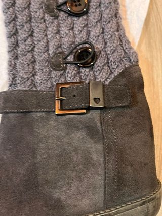 Botas de cuña con calcetines grises