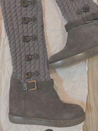 Botas de cuña con calcetines grises