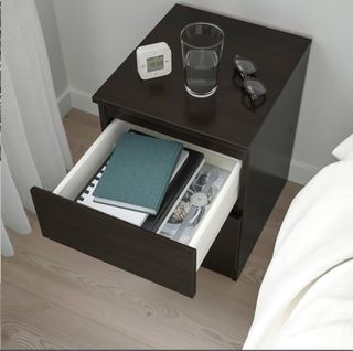 Cómoda Kullen 2 cajones madera oscura.