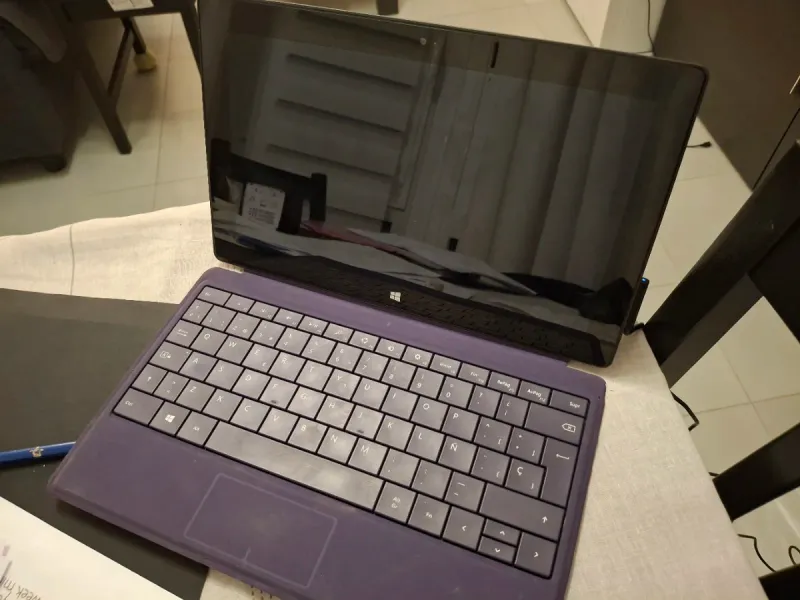 Microsoft Surface RT Morado