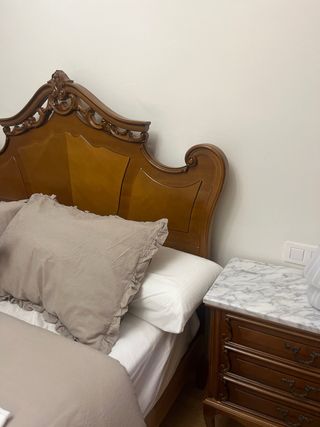 Cama de madera con detalles de mármol