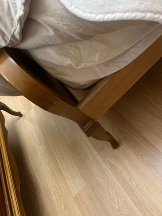 Cama de madera con detalles de mármol