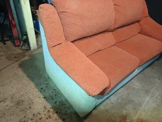 Sofá de tela naranja y azul