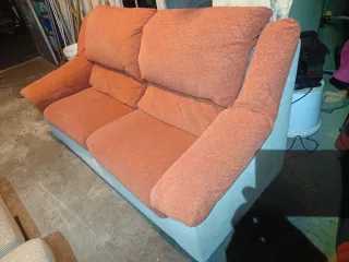 Sofá de tela naranja y azul