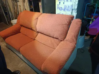 Sofá de tela naranja y azul