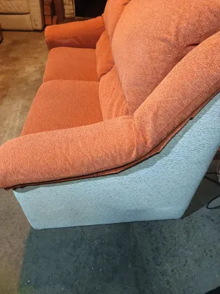 Sofá de tela naranja y azul