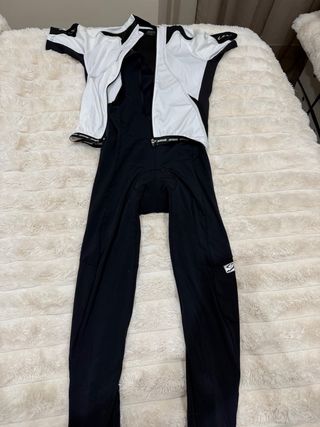 Conjunto maillot ciclismo negro y blanco