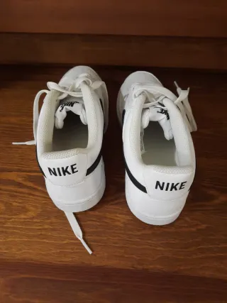 Zapatillas Nike Blancas. Estan en Vic