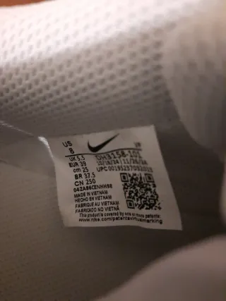 Zapatillas Nike Blancas. Estan en Vic