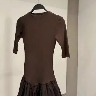 Vestido abullonado marrón