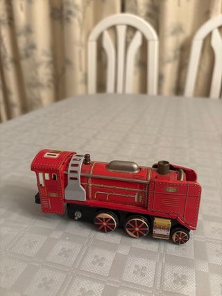 Tren de hojalata mecánico rojo