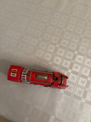 Tren de hojalata mecánico rojo