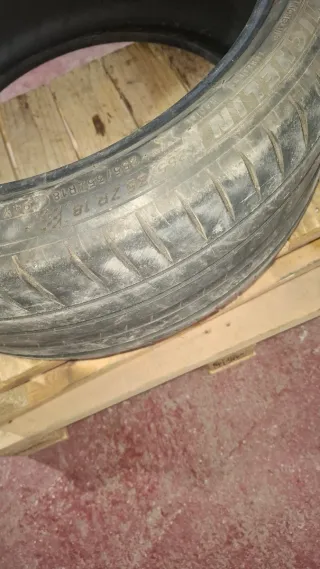 2 Michelin 255/35 ZR 18.