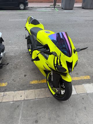 Kawasaki ZX6R Amarilla Deportiva