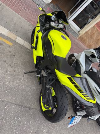 Kawasaki ZX6R Amarilla Deportiva